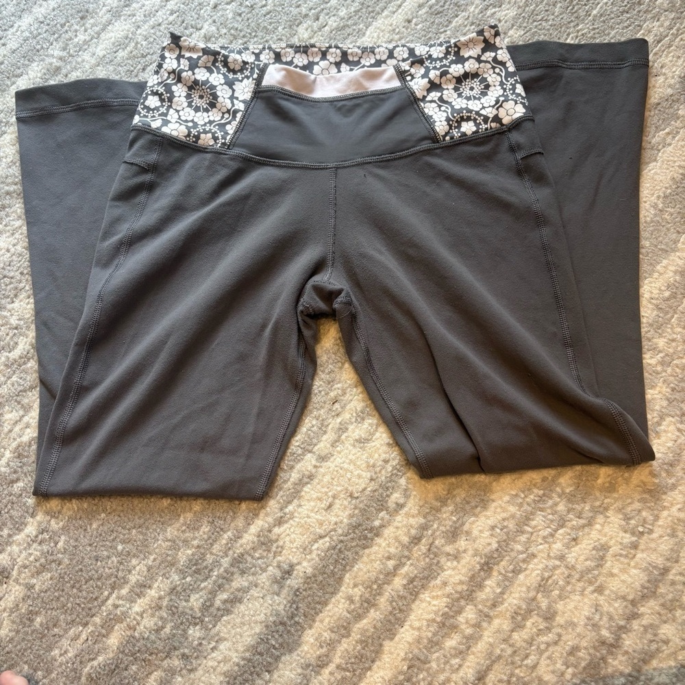 Lululemon grey flower capri